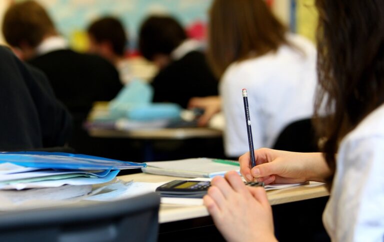 Que conviene estudiar hoy en día Las carreras del futuro que aseguran tu éxito profesional